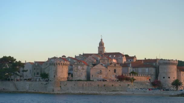 Pintoresca vista de la impresionante fortaleza medieval de la isla de Korcula al amanecer. — Vídeo de stock