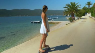 Dişi turist, tatildeyken Peljesac 'ı keşfederken uzun bir yolculuğa çıkıyor.