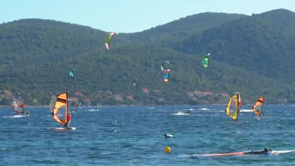 ウィンドサーフィンを学ぶ観光客は、クロアチアのペレジャツで穏やかな一日のうちに出てきます. — ストック動画