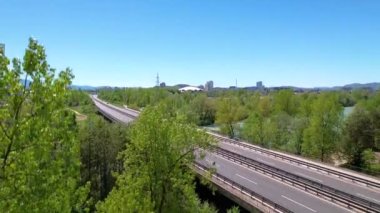Slovenya 'da zümrüt bir nehri geçen bir otoyol köprüsünün üzerinde uçmak
