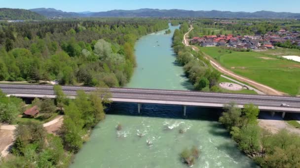 Zümrüt Nehri 'ni geçen bir otoyolun manzaralı insansız hava aracı bakış açısı. — Stok video