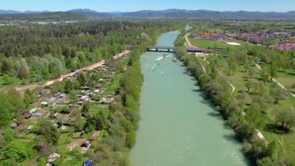 AERIAL: El río Sava recorre los suburbios de Liubliana el soleado día de verano — Vídeo de stock