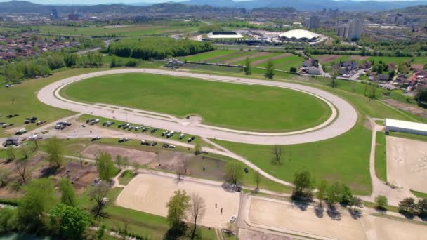 AEREO: Drone di un ippodromo alla periferia di Lubiana in una giornata di sole. — Video Stock