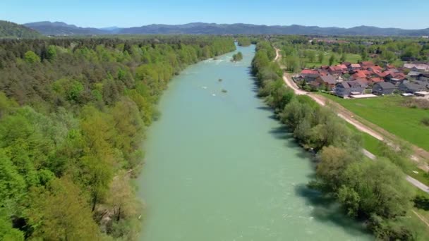 AERIAL: Voando ao longo do rio esmeralda percorrendo a paisagem verde. — Vídeo de Stock