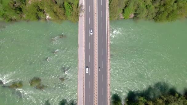 TOP DOWN: Létání nad dálniční most přes krásnou smaragdovou řeku Sávu. — Stock video