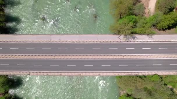 Puente de la autopista moderna corre a través del arroyo esmeralda recorriendo el bosque verde. — Vídeos de Stock