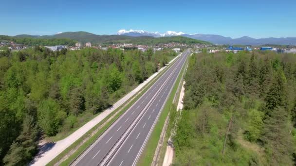 AERIAL: Fliegen auf einer breiten Autobahn, die zum Stadtrand von Ljubljana führt. — Stockvideo