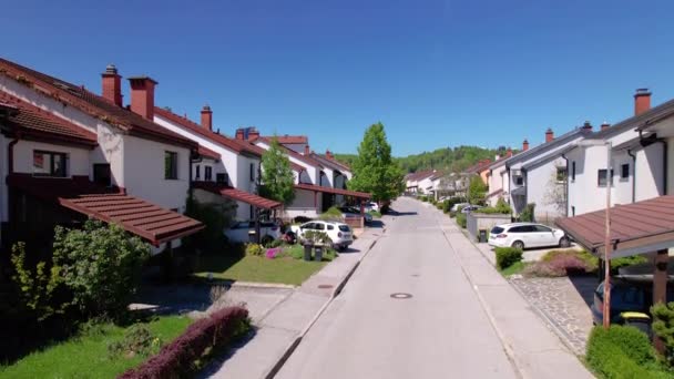 AERIAL: Vista aérea escénica de un idílico barrio suburbano cerca de Liubliana. — Vídeo de stock