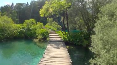 POV: Güneşli bir günde Plitvice 'nin güzel göletlerini keşfeden ilk kişi