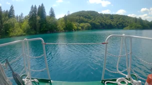 POV: Montar a través de un lago tranquilo en barco transportando turistas alrededor del parque Pltivice — Vídeo de stock