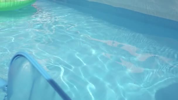 CLOSE UP: Неузнаваемый чистильщик бассейнов использует сетку для листьев во время проведения работ по техническому обслуживанию. — стоковое видео