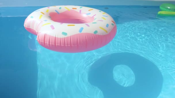 ZÁRVA: Színes felfújható játékok lebegnek az üres akvárium színes medence körül. — Stock videók