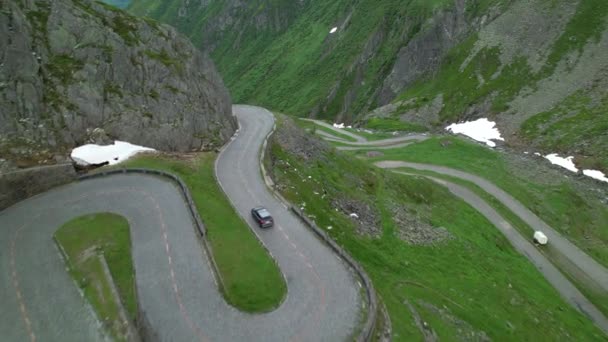 Szary samochód turystyczny rejsy po drodze zwrotnej Passo San Gottardo. — Wideo stockowe