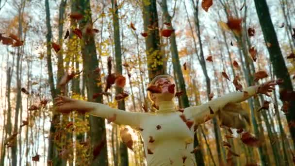 LENS FLARE：无忧无虑的白人女孩在森林里玩干叶游戏. — 图库视频影像