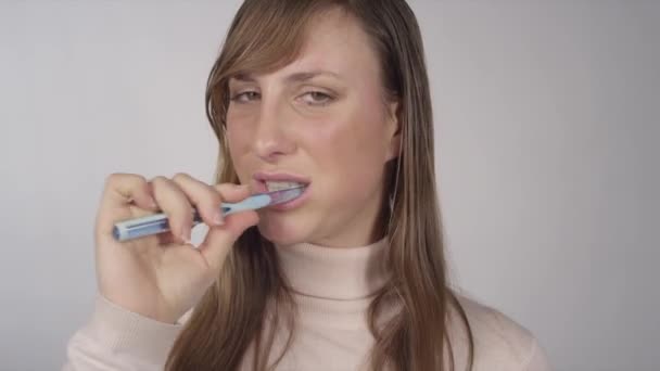 Young woman brushing her teeth — Stock Video