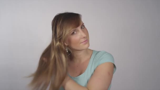 Femme remarque que ses cheveux tombent — Video