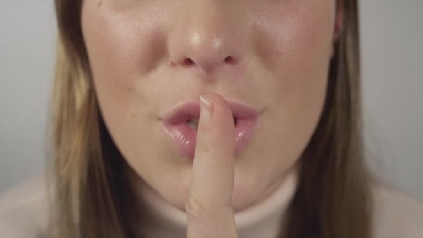 Femmina va shhh nella fotocamera — Video Stock