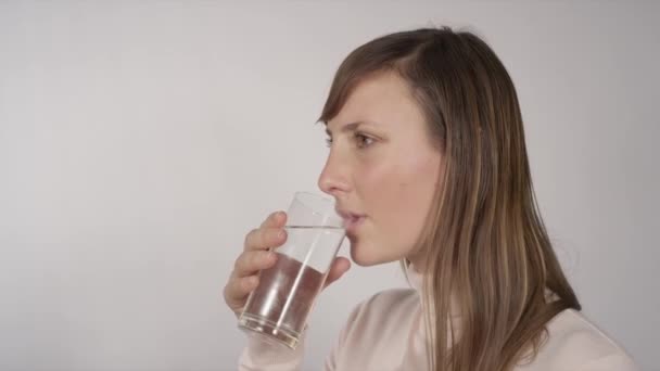 Mujer agua potable — Vídeos de Stock