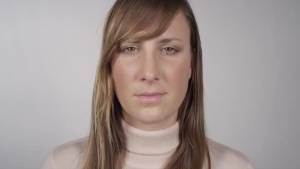Női fúj az orrát — Stock videók