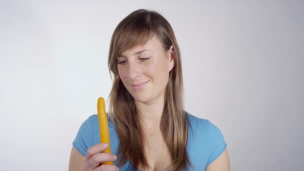 Υγιή γυναίκα τρώει ένα καρότο — Αρχείο Βίντεο
