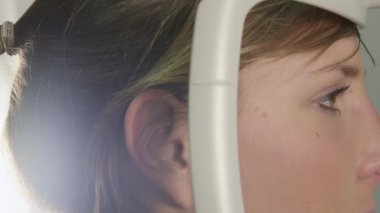 Göz muayenesinde sahip kadın