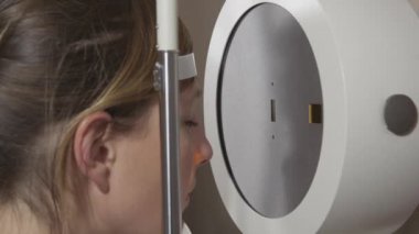 görme pateient için test yaparken göz doktoru