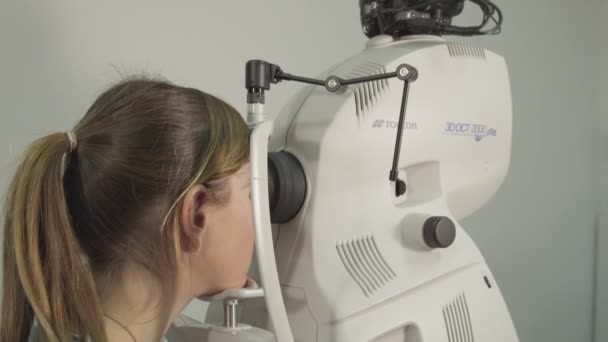 Teste de olho de computador em optometrista — Vídeo de Stock