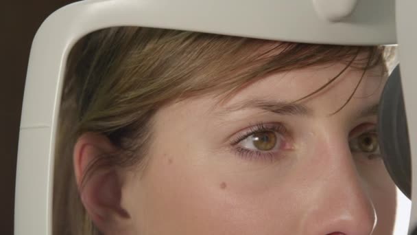 Paciente do sexo feminino com os olhos examinados — Vídeo de Stock