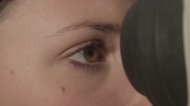 Optometri utrustning fotograferar ett öga — Stockvideo
