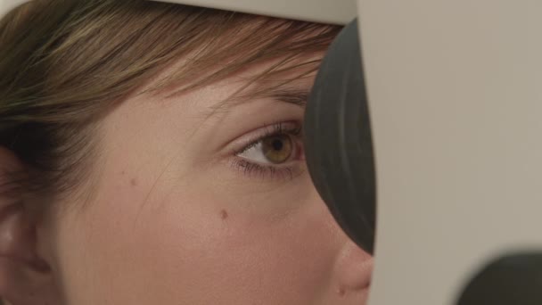 Female having her iris photographed — Stock Video