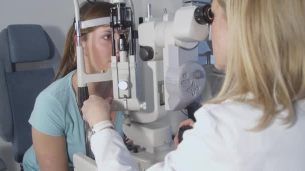 Female patient on medical attendance at the optometrist — Stock Video