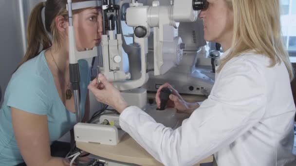 Оптометрист выполняет проверку поля зрения — стоковое видео