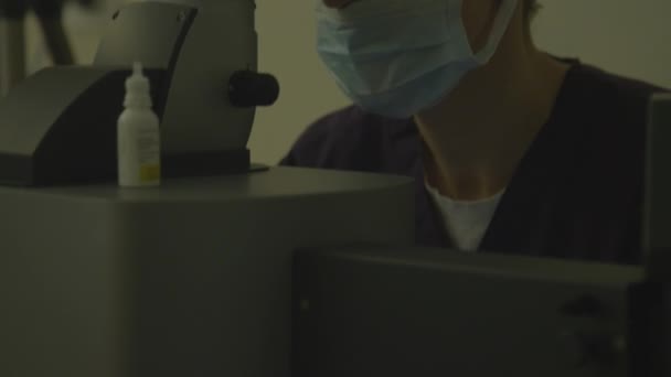 Chirurg, čištění a oka — Stock video