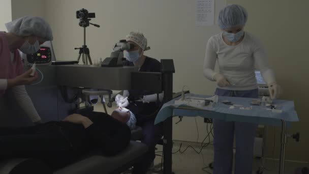 Cirurgião e enfermeiros que realizam cirurgia ocular a laser — Vídeo de Stock