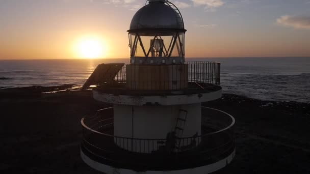 Vliegen rond de vuurtoren — Stockvideo