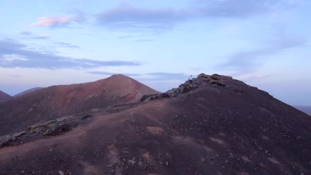 男人在火山的山脊上运行 — 图库视频影像