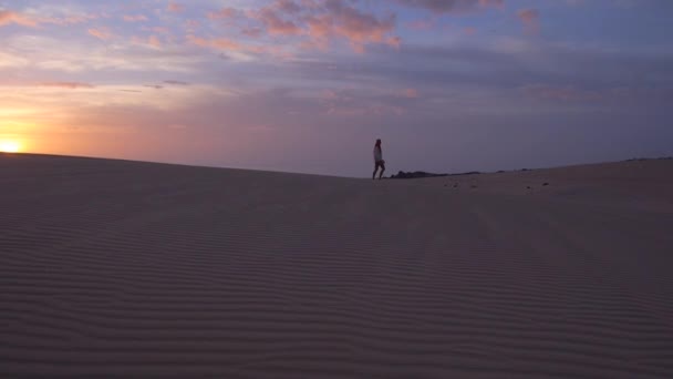 Femme marchant dans le désert 