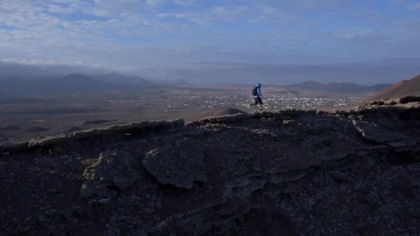 Man running on edge of the volcano crater — Stock Video