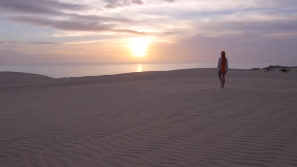 Femme marchant dans le désert 
