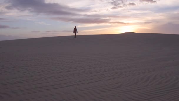 Kobieta idąc przez pustynię na wschód — Wideo stockowe
