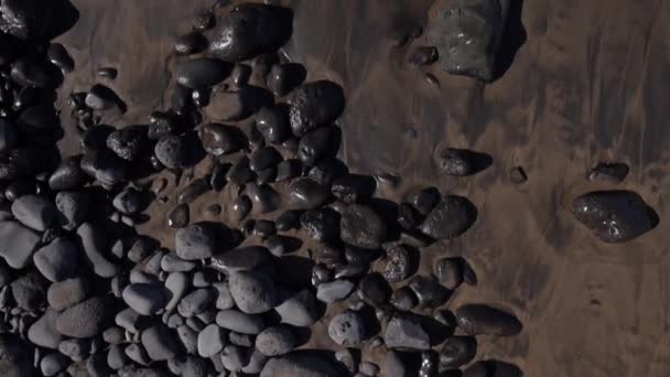 Ondas oceánicas golpeando rocas en la orilla — Vídeos de Stock