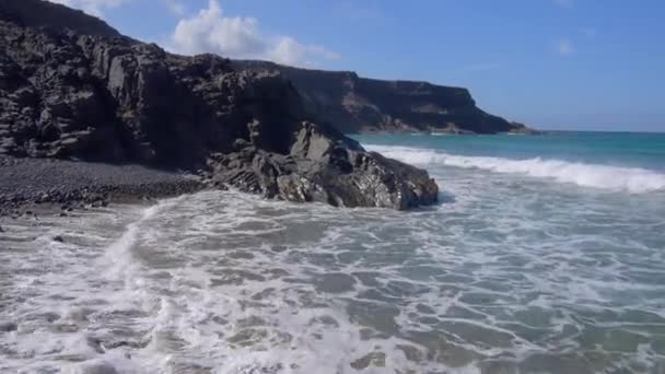 Olas golpeando la costa rocosa — Vídeo de stock