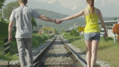 Demiryolu üzerinde yürüme Çift