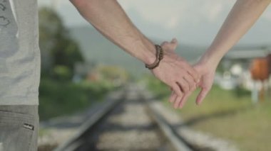 El ele tutuşup yürüyen bir çift.