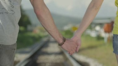 Çift el ele seyahat