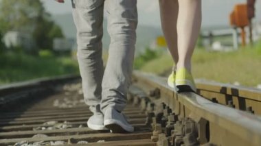 Demiryolu üzerinde yürüme Çift