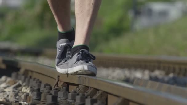 Человек, идущий по железной дороге — стоковое видео