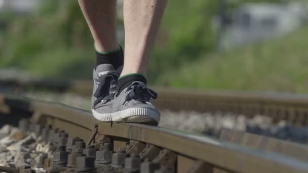 Man walking na kolej Żelazny ślad — Wideo stockowe