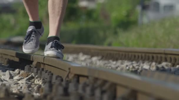 Hombre caminando en la vía férrea — Vídeos de Stock