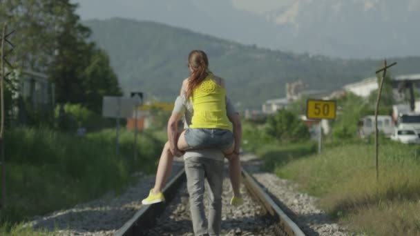 Happy couple traveling piggyback — Stock Video